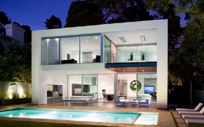 2 этажа и бассейн.