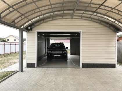 Отдельностоящий сквозной гараж.