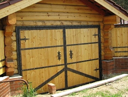 гараж с двухстворчатыми воротами.