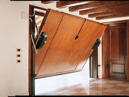 Подъемно-поворотные.