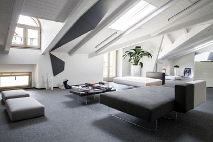 На просторном мансардном этаже.