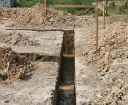 опаем фундаментную траншею.