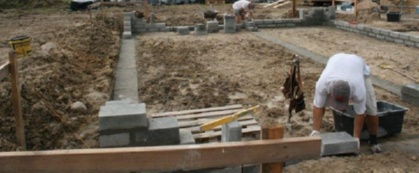 Каменное кладка фундаментных стен.