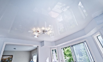 Глянцевые натяжные потолки.