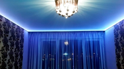 От стены до стены.