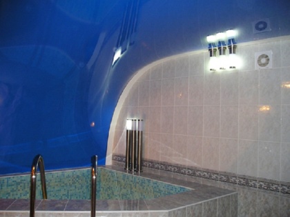 Потолок спускается на стену.